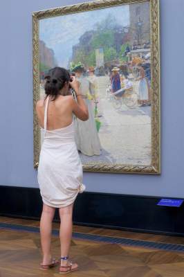 Посетители музеев, «совпавшие» с картинами. Фото