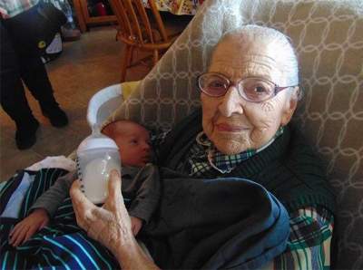 Разница в 100 лет: милые снимки прабабушек со своими правнуками. Фото