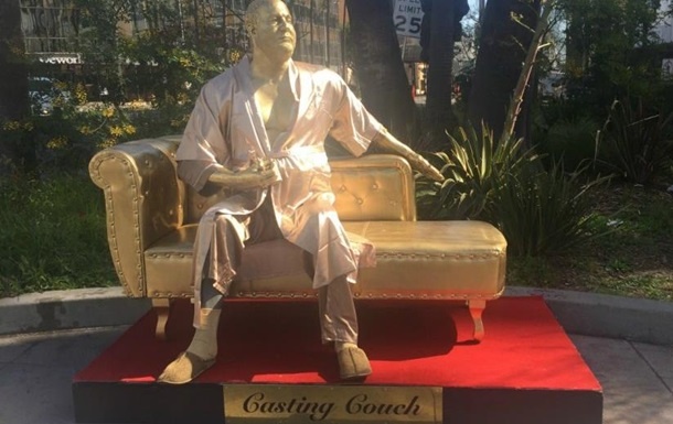 В Голливуде установили статую \"похотливого Вайнштейна\"