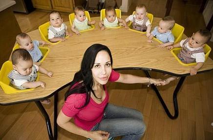Женщина, родившая восемь близнецов, осталась на улице: у мамаши забирают дом за долги 