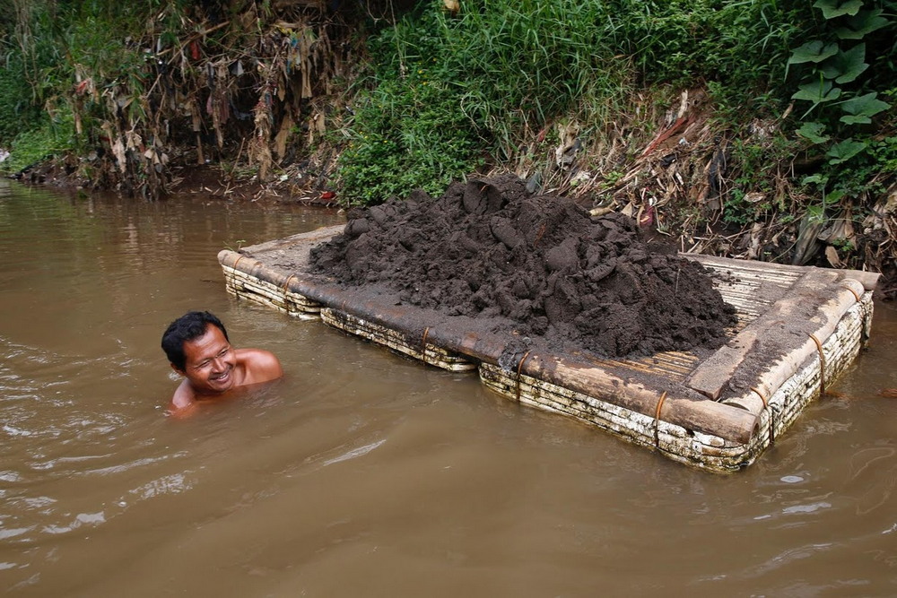 Правительство Индонезии решило очистить самую грязную реку