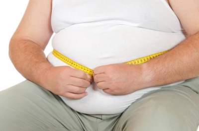 Американские диетологи объяснили, почему люди толстеют после 40 лет