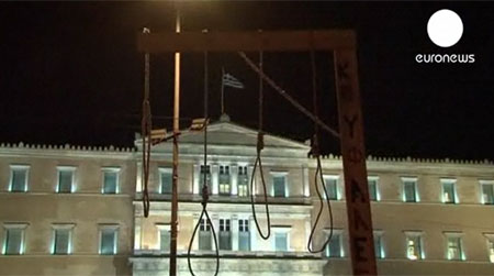 Греки соорудили перед парламентом виселицы и обещают повесить депутатов