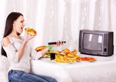 Врачи рассказали о вреде приема пищи перед телевизором