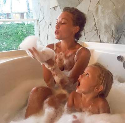 Яна Соломко сфоткалась с дочерью в ванной