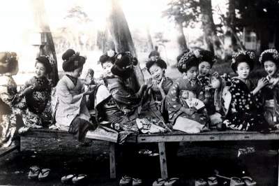 Как жилось японским девочкам, решившим стать гейшами. Фото 