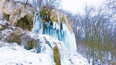 «Девичьи слезы»: на Ивано-Франковщине замерз уникальный водопад. Фото