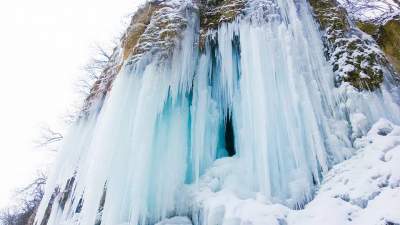 «Девичьи слезы»: на Ивано-Франковщине замерз уникальный водопад. Фото