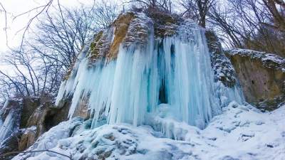 «Девичьи слезы»: на Ивано-Франковщине замерз уникальный водопад. Фото