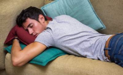 Названы две позы для сна, которые вредят здоровью