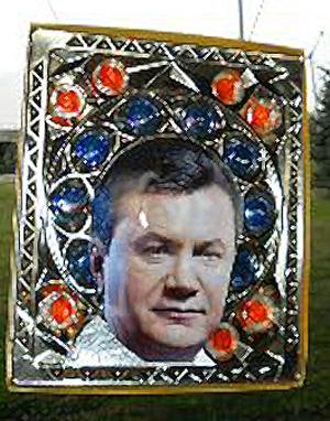 Луганский художник представил икону c  ликом Януковича на конфетной коробке