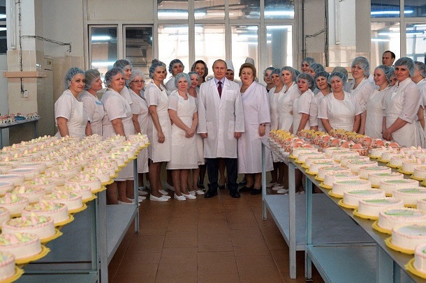 В сети подняли на смех фото высокого Путина с женщинами