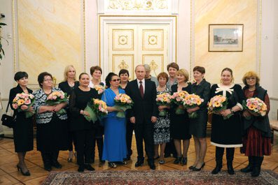 В сети подняли на смех фото высокого Путина с женщинами