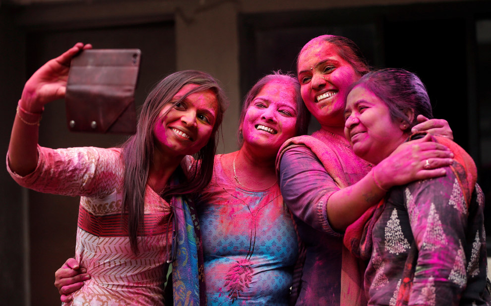 Разноцветные люди в Ахмадабаде, Индия