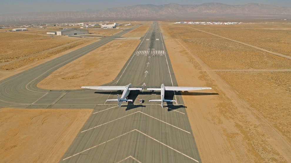 Stratolaunch — самолет для запуска ракет