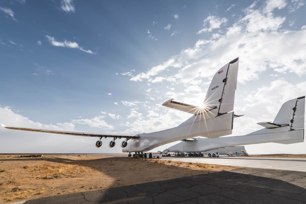 Stratolaunch — самолет для запуска ракет