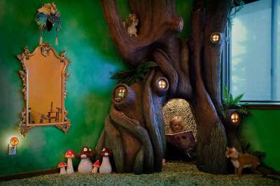Папа сделал волшебное дерево в спальне дочери. Фото