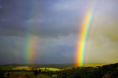 Волшебное зрелище двойной радуги. Фото