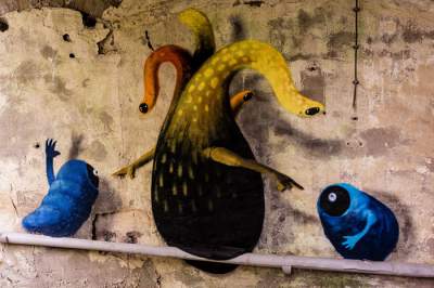 Забавные граффити на стенах заброшенных зданий. Фото