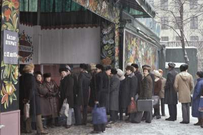 Улицы большого города во времена СССР. Фото