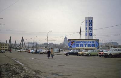 Улицы большого города во времена СССР. Фото