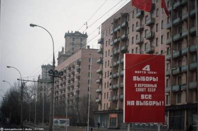 Улицы большого города во времена СССР. Фото