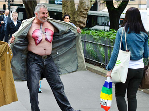 Австралийцы использовали боди-арт на груди для пропаганды здорового образа жизни