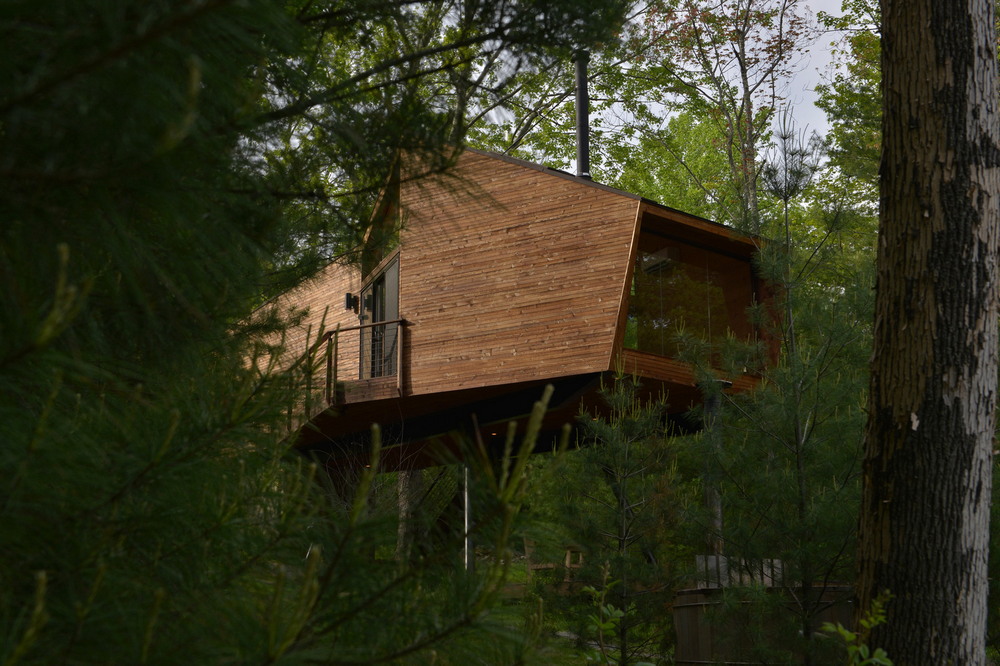 Дом на берегу лесного озера в США