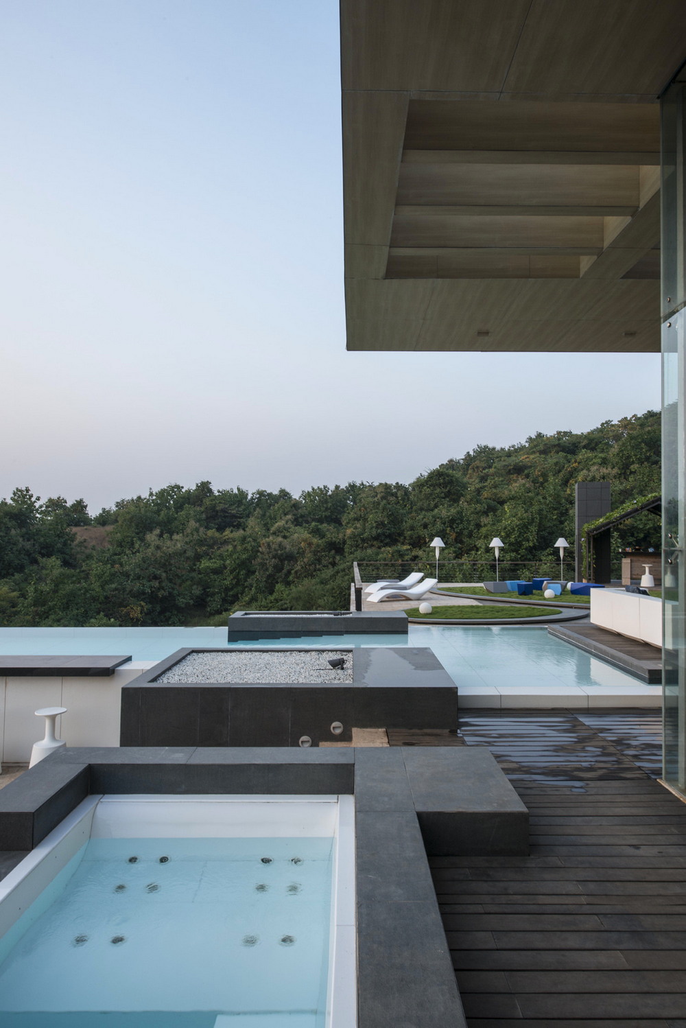 Модернистский дом с бассейном на крыше в Индии