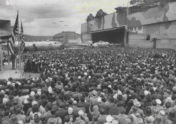 Поддельный город на крыше фабрики Boeing во время Второй мировой войны