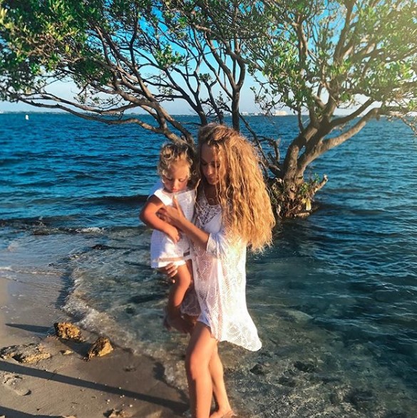 Яна Соломко поделилась милым фото с дочерью