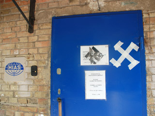 На дверях офиса американской неправительственной организации в Киеве нарисовали свастику
