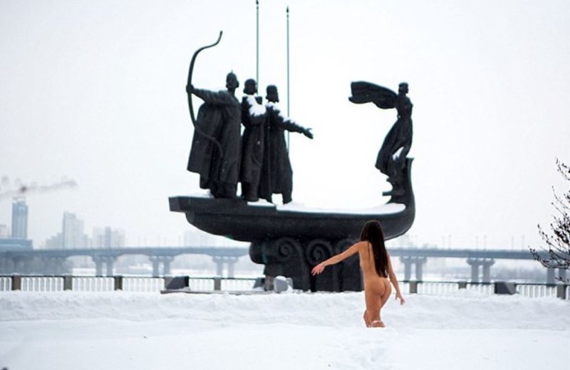 Каждые выходные голая украинка ныряет в ледяной Днепр