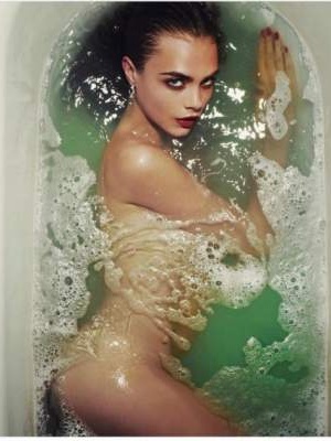 Кара Делевинь показала, как она принимает ванну