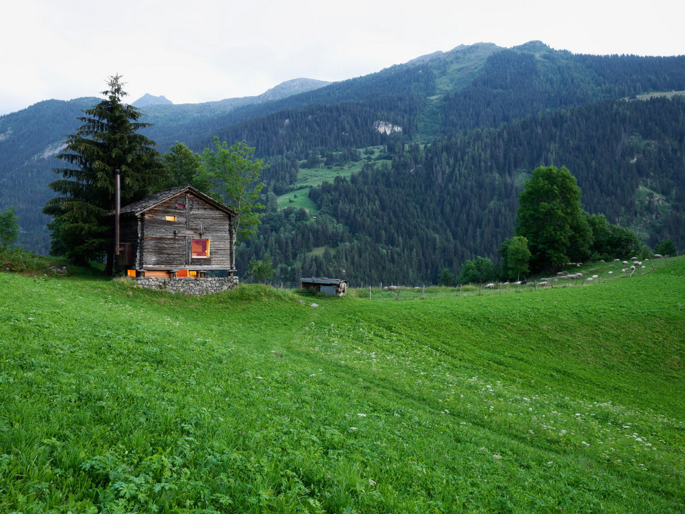 Уютная хижина в Швейцарских Альпах