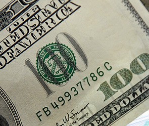 Межбанковский доллар уронил заработанную накануне копейку