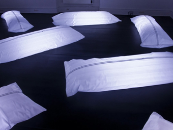 Инсталляция Жана-Поля Лабро "Комната" с мешками для трупов