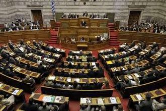 Греческий парламент принял антикризисный закон