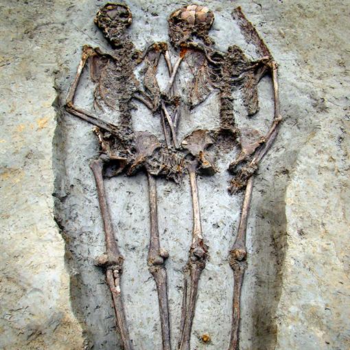 Влюбленные скелеты 1500 лет продержались за ручки