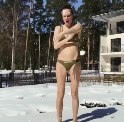 Алла Костромичева надела бикини и "искупалась" в снегу