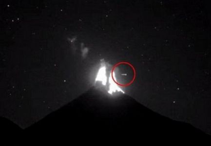 В Мексике зафиксировали, как НЛО спровоцировало извержение вулкана