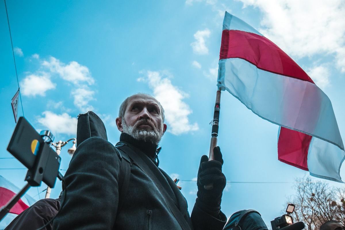 Народ с белорусским флагом пришли почтить память погибшего воина, которого убили на Майдане