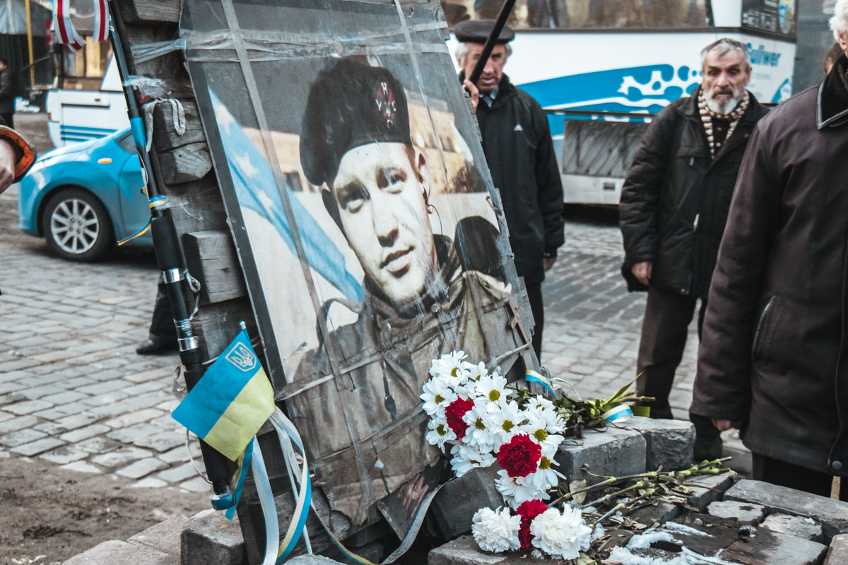 Люди требовали, чтоб в честь Михаила Жизневского установили нормальный памятник 