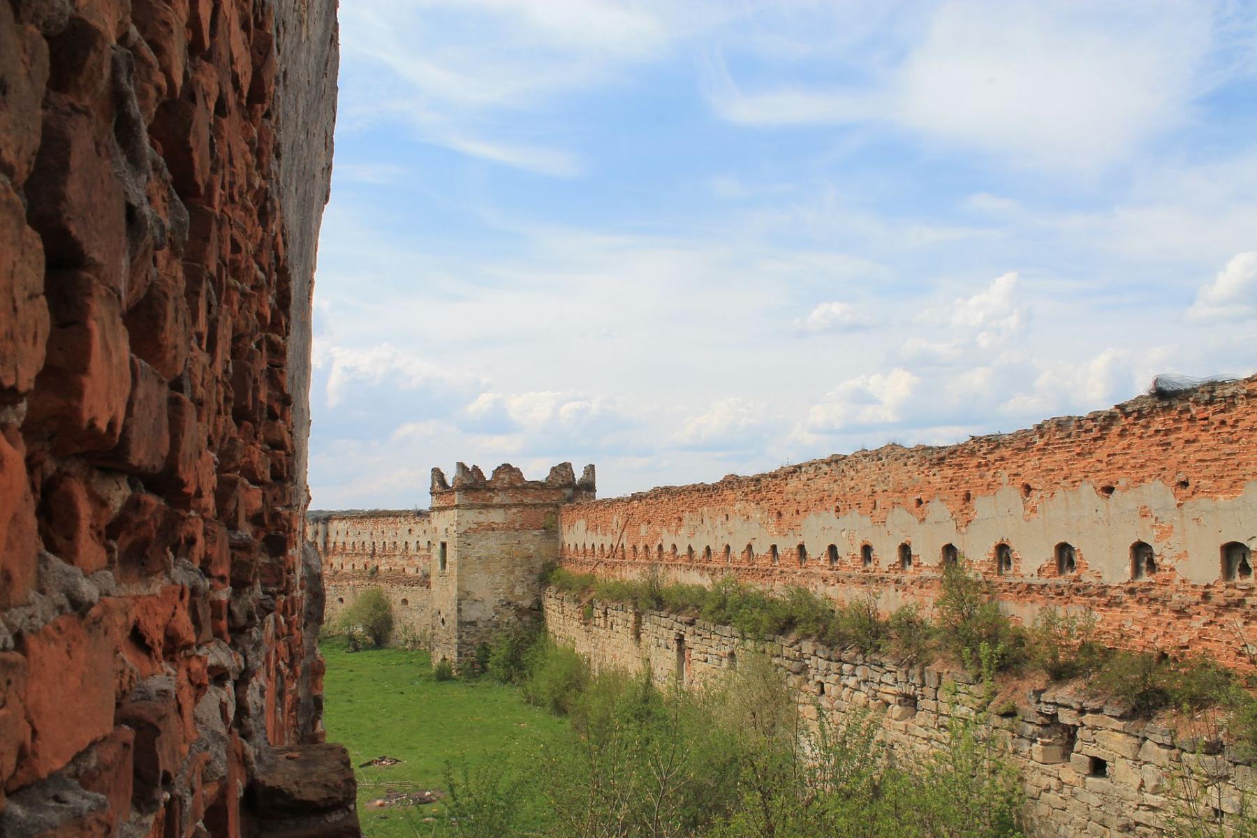 Невероятная Украина. От Луцка до Львова: 9 замков, подземелья и лавра