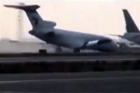 Пилот спас 113 человек, посадив самолет без переднего шасси