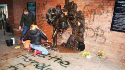 В Британии вандалы осквернили памятник Дэвиду Боуи
