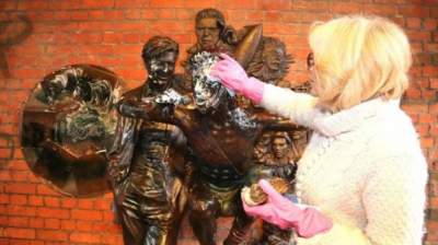 В Британии вандалы осквернили памятник Дэвиду Боуи