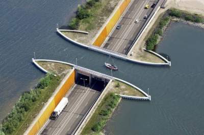 Этот живописный мост "ломает" все законы физики. Фото