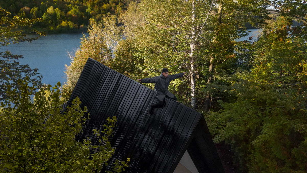 Каркасный домик возле лесного озера в Канаде