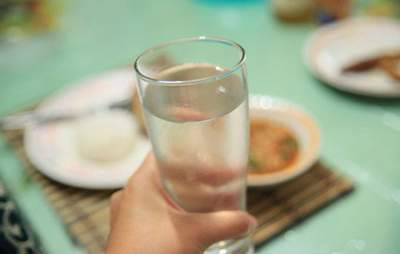 Почему опасно запивать еду холодной водой